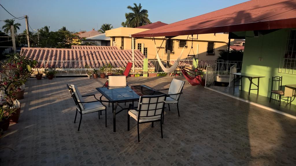 The Red Hut Inn Belize City Bilik gambar