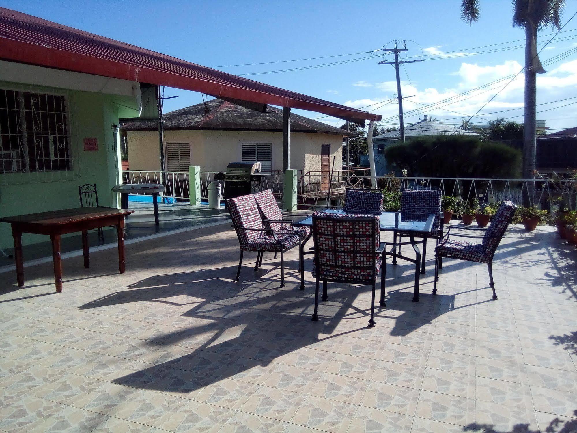 The Red Hut Inn Belize City Luaran gambar
