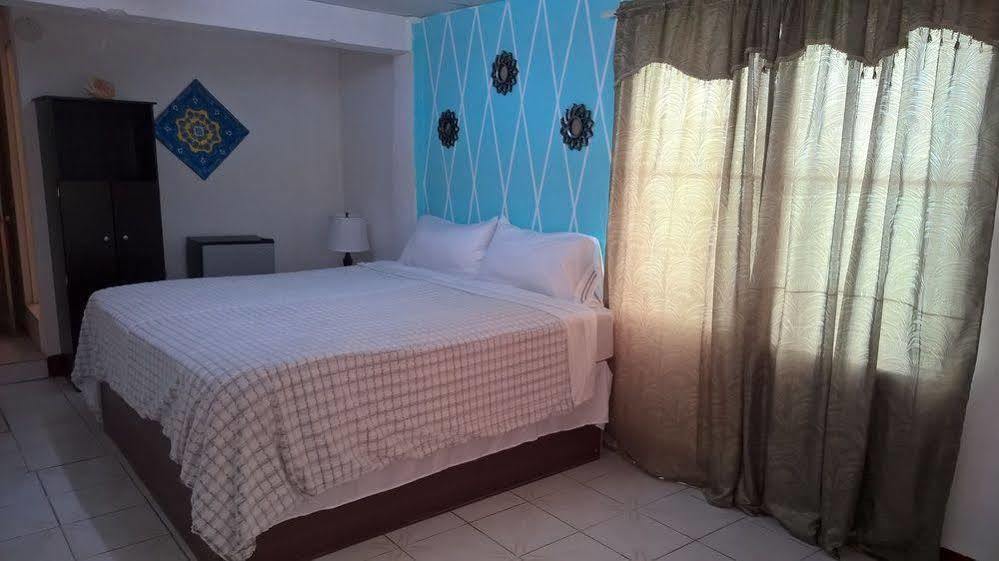 The Red Hut Inn Belize City Luaran gambar