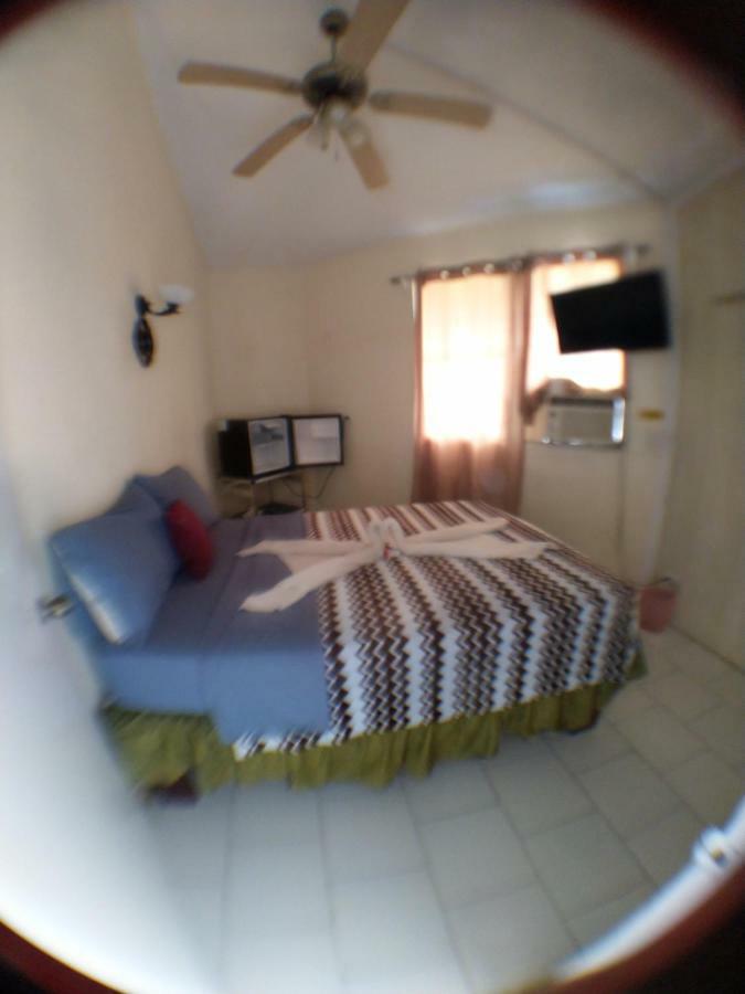 The Red Hut Inn Belize City Luaran gambar